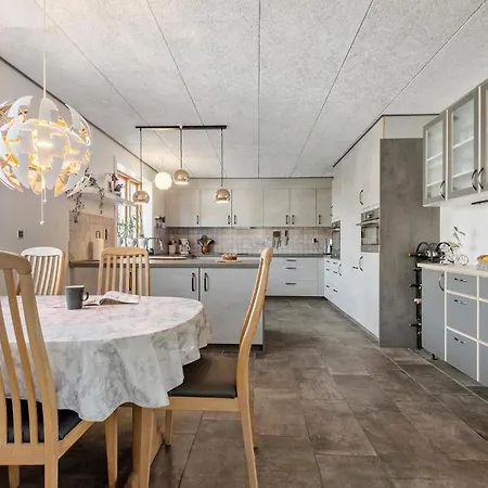 2 Bedroom Amazing In Holiday home