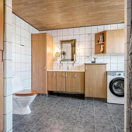 2 Bedroom Amazing In Holiday home